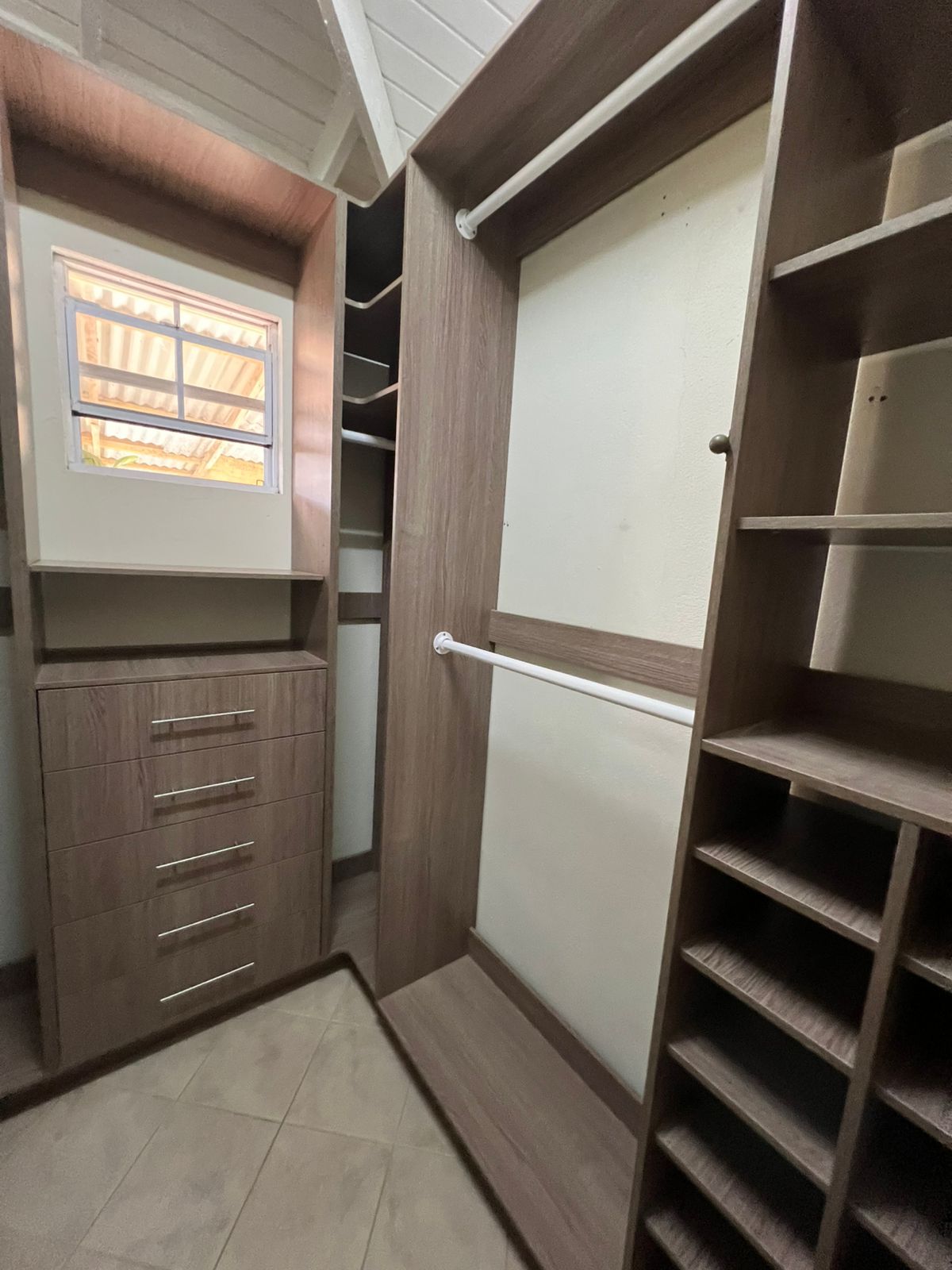 Closet_Gal5